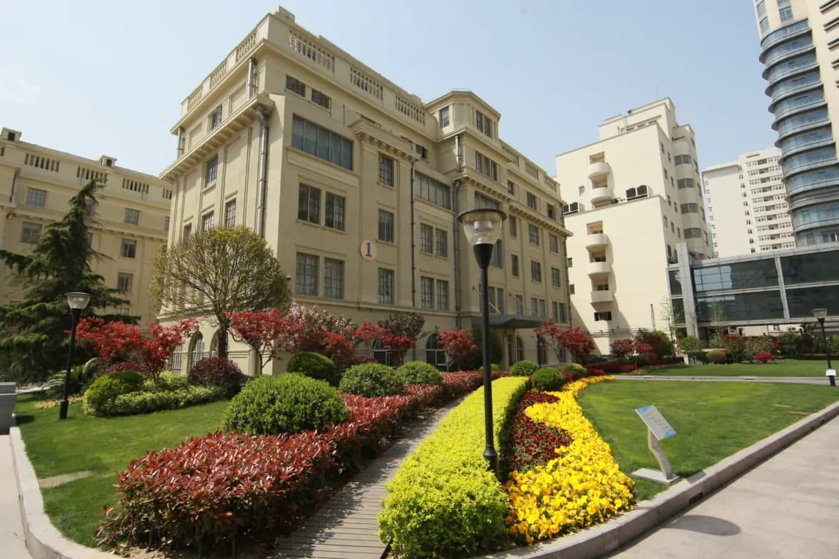 Huadong Hospital, Fudan University exterior